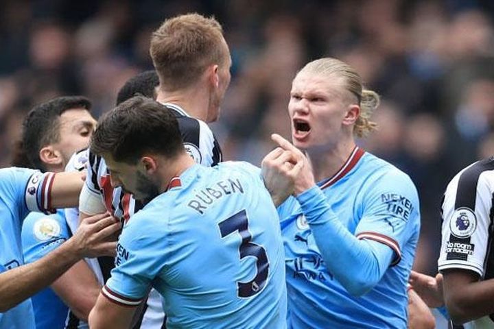 Đánh bại Newcastle 2-0, Man City phả hơi nóng vào Arsenal