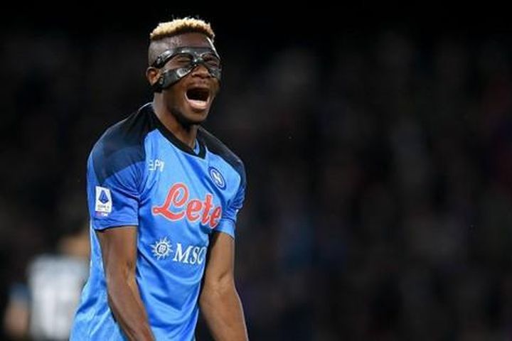 Napoli thua sốc, Inter và Milan thắp lên hy vọng mong manh
