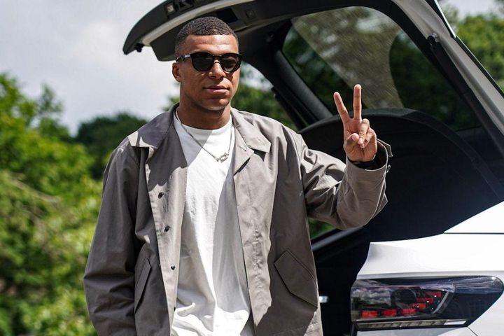 Mbappe mua xe hơi trị giá nửa triệu euro dù chưa có bằng lái