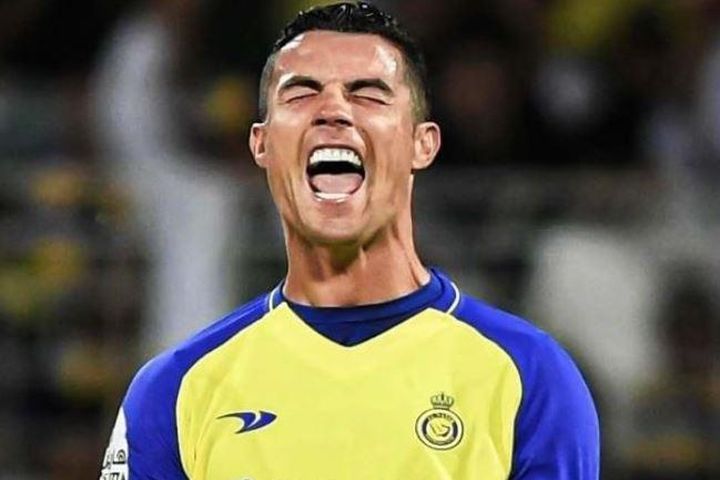 Ronaldo cãi nhau với fan nhí vì Messi
