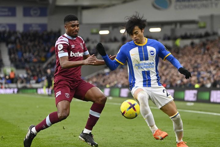 Kaoru Mitoma lại tỏa sáng ở Premier League