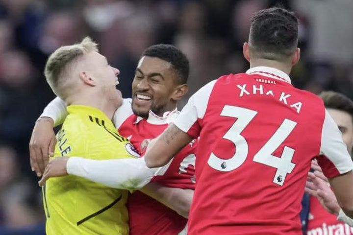 Kết quả vòng 26 Ngoại hạng Anh: Arsenal và Man City kịch tính cuộc đua đầu bảng