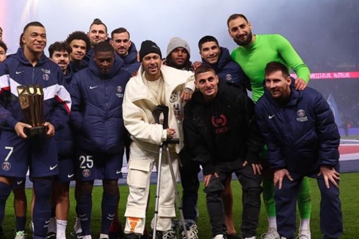 Neymar chống nạng đến xem Mbappe phá kỷ lục của PSG, xóa tin đồn mâu thuẫn