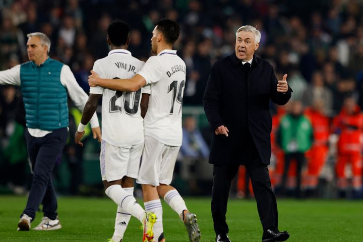 HLV Ancelotti tiết lộ cầu thủ Real thiếu tự tin ở cuộc đua với Barca