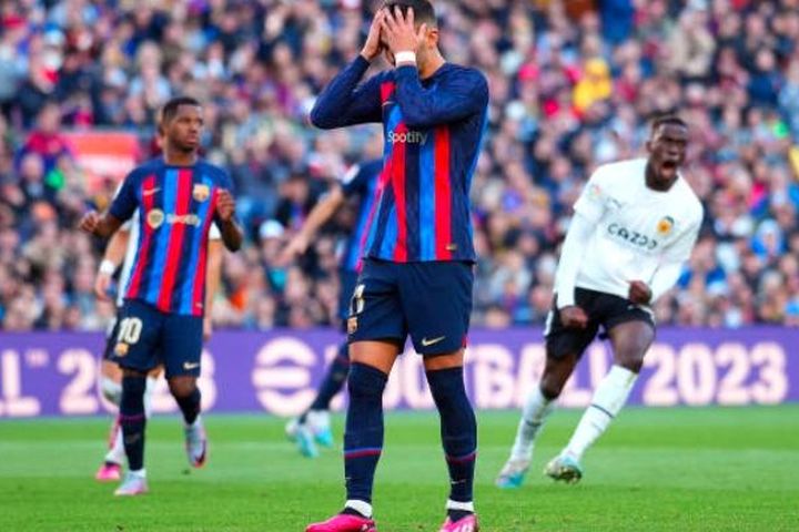 Barca thắng nhọc Valencia tại La Liga