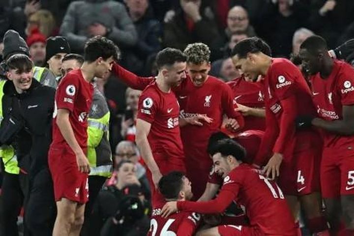 Robertson bị chấn thương vì CĐV Liverpool lao vào ăn mừng, HLV Klopp nổi điên