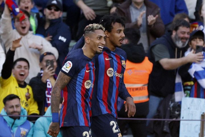 Barcelona hạ Valencia dù chơi thiếu người trong gần 40 phút