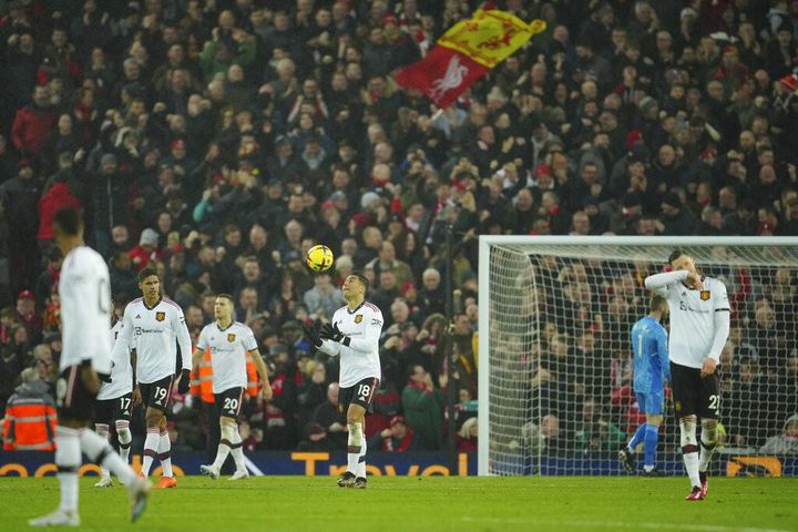 MU họp kiểm điểm thua Liverpool, Erik ten Hag chờ sẵn trước 2 tiếng