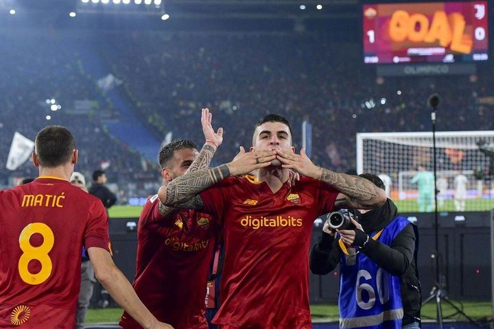 Siêu phẩm của trung vệ giúp AS Roma đánh bại Juventus