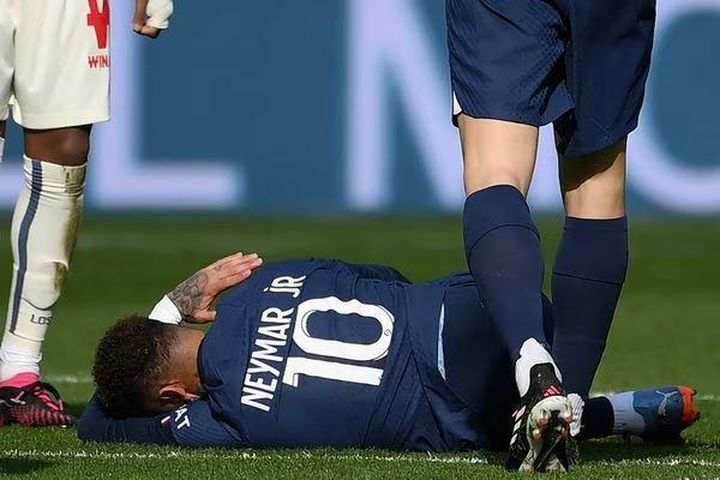 Mbappe và Messi nói gì khi biết Neymar nghỉ hết mùa?