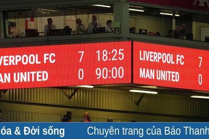 Ten Hag cùng các học trò 'ôn bài' sau 'trận động đất' ở Anfield