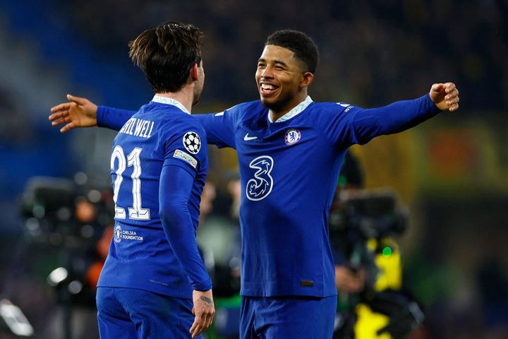 Chelsea được cứu nhờ cú đá phạt đền gây tranh cãi