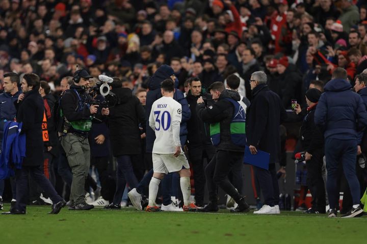 Bị loại khỏi Champions League, tương lai của Messi, Mbappe ra sao?