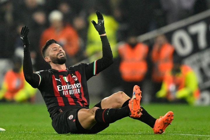 Milan vào tứ kết Champions League sau 11 năm