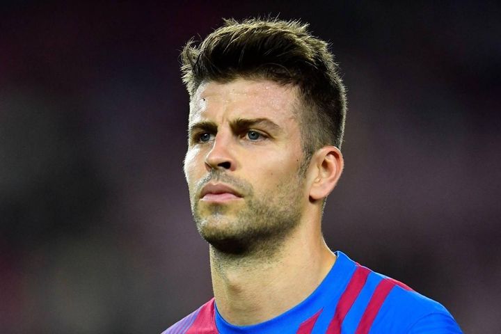 Pique bất lịch sự với Frenkie de Jong và bạn gái