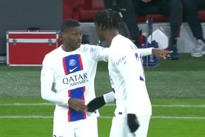 Sao PSG vào sân thay người rồi lại bị thay ra chỉ sau 9 phút