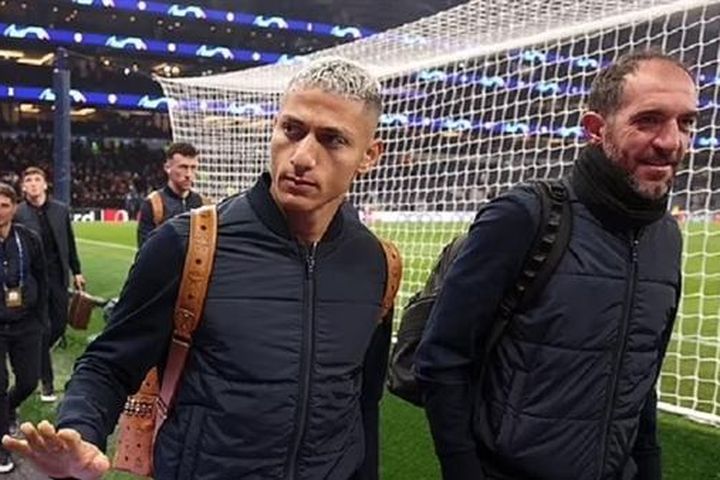 Trận đấu tại Champions league bị chậm 10 phút vì 'tắc đường'