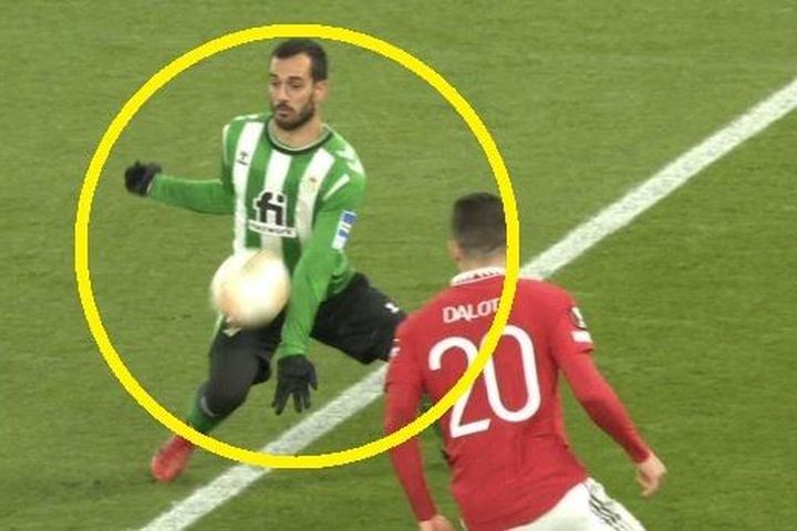 VAR gây tranh cãi trong trận thắng của Man United
