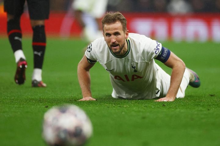 Harry Kane thất vọng khi Spurs lại trắng tay