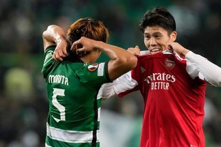 Arsenal hút chết nhờ bàn đá phản của tuyển thủ Nhật Bản