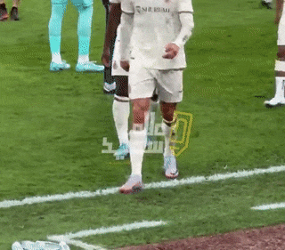Ronaldo nổi điên đá chai nước sau trận thua, khán giả quay sang hô tên Messi