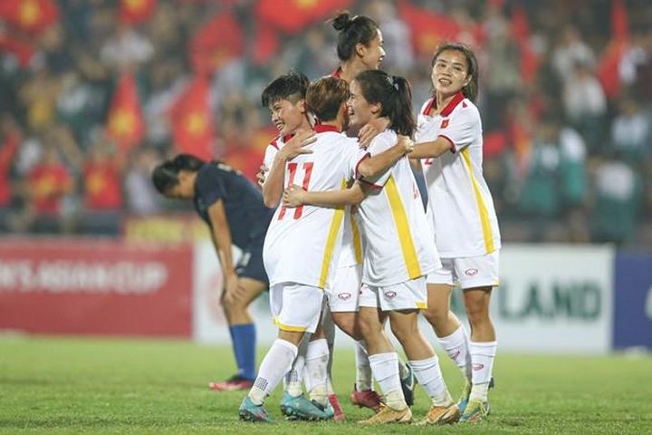 U20 nữ Việt Nam thắng 11-0 ở vòng loại châu Á; Ronaldo đá phạt siêu tệ, xé băng đội trưởng, vùng vằng đá chai nước sau khi thua trận