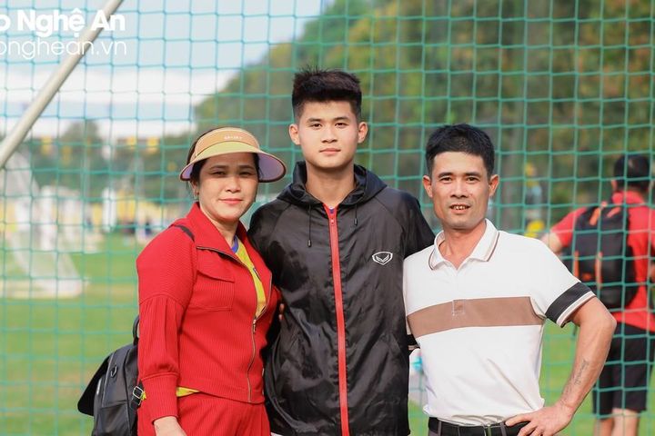 Các cầu thủ U17 Sông Lam Nghệ An hạnh phúc khi được gia đình tiếp lửa