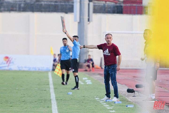 Thầy ngoại dẫn U19 Đông Á Thanh Hóa tham dự giải quốc gia; U20 nữ Việt Nam 'trút mưa' bàn thắng vào lưới Singapore