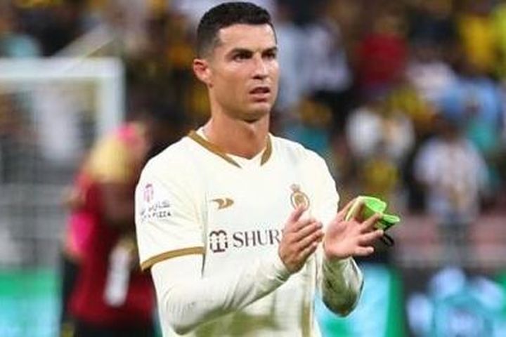 Clip Ronaldo đá văng chai nước sau khi khán giả hô vang Messi
