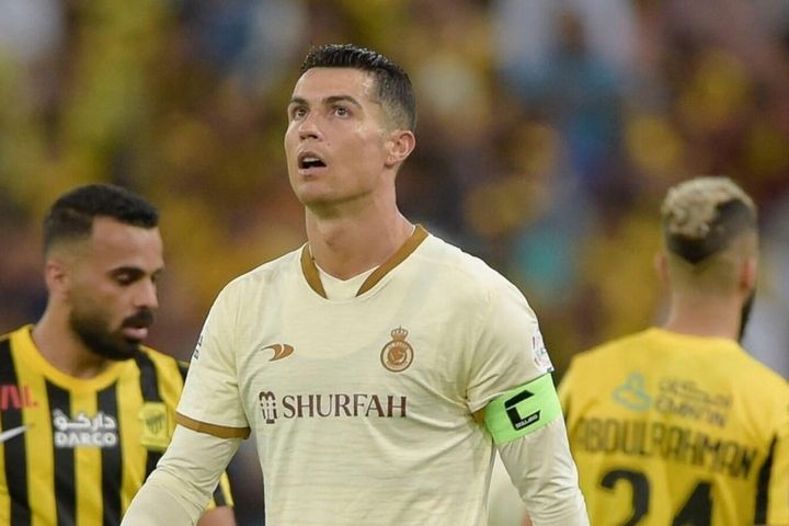 Cổ động viên gọi tên Messi, Ronaldo nổi giận đá bay chai nước