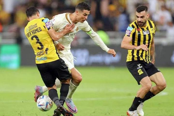 Ronaldo nhận lương cao và chịu lắm lời thị phi