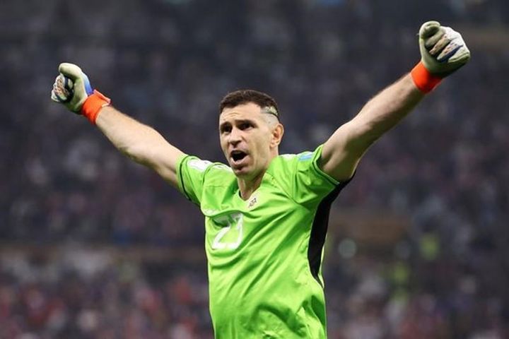 Thủ thành vô địch World Cup bán găng tay làm từ thiện