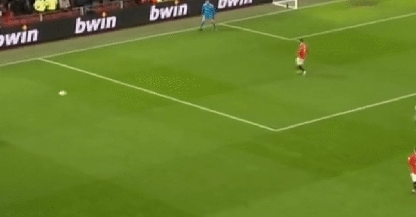 De Gea thi đấu như mơ ngủ, HLV MU đổ tại... trời gió