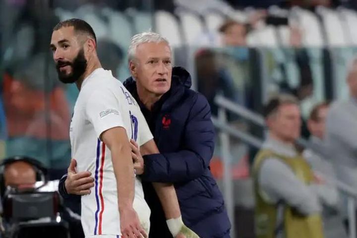Benzema tức giận với HLV Deschamps, gây rúng động ĐT Pháp