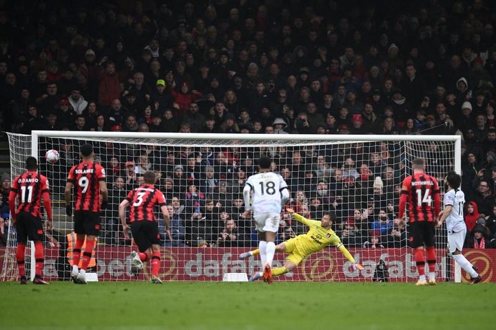 Salah đá hỏng phạt đền, Liverpool thua sốc Bournemouth