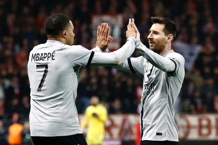 Mbappe ghi bàn thắng ở phút 90 giúp PSG đứng ngôi đầu Ligue 1