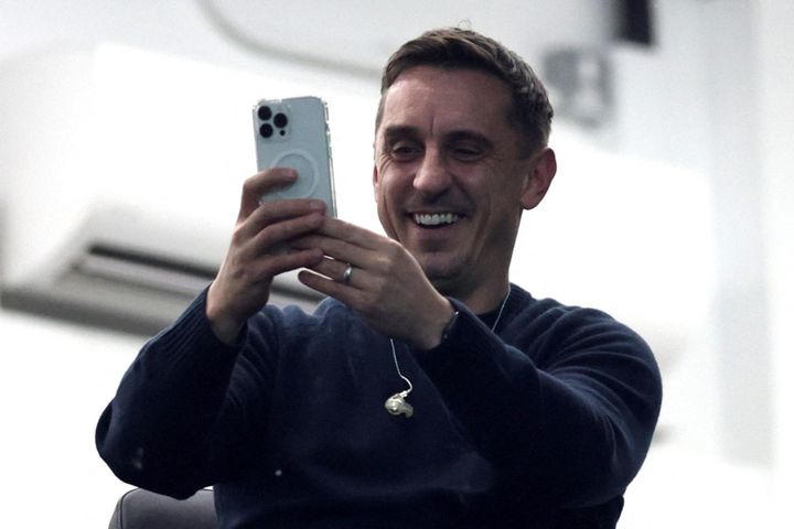 Thua đội bét bảng, Liverpool bị Neville mỉa mai