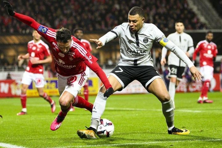 Mbappe thoát thẻ đỏ sau hành động phi thể thao