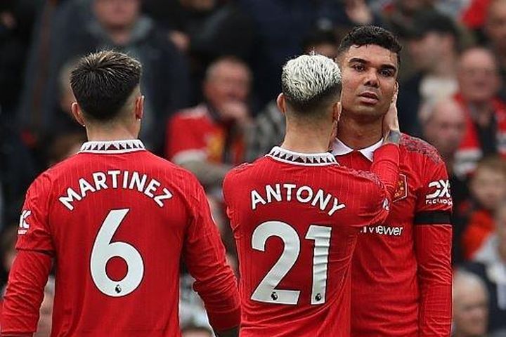 Casemiro nhận thẻ đỏ, MU chia điểm với đội bét bảng