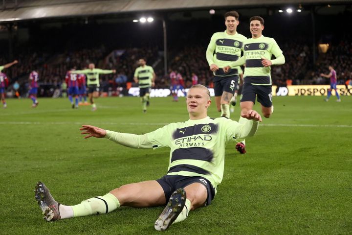 Premier League: Liverpool thua sốc đội bét bảng, Man City thắng nhọc