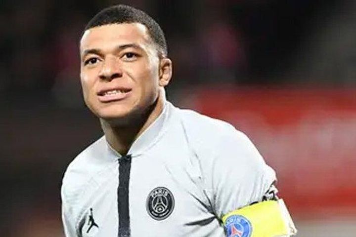 Mbappe xứng đáng nhận thẻ đỏ vì đá vào người đối thủ