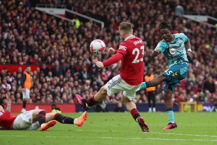 Casemiro nhận thẻ đỏ, MU chật vật chia điểm trước Southampton trên sân nhà