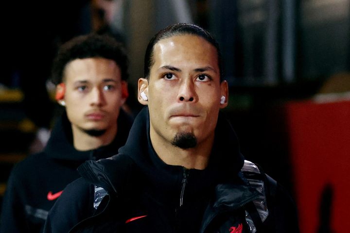 Van Dijk bị chê thổi phồng tài năng