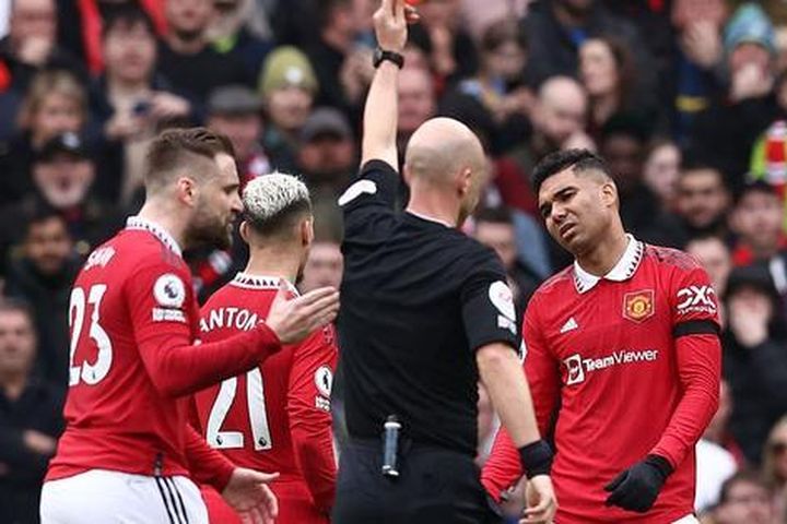 Man United chia điểm đội chót bảng, Arsenal vững ngôi số 1