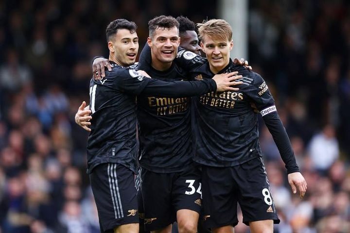Tân binh Trossard ghi dấu ấn, Arsenal đè bẹp Fulham