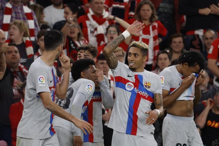 Raphinha và VAR giúp Barca vượt ải Athletic Bilbao