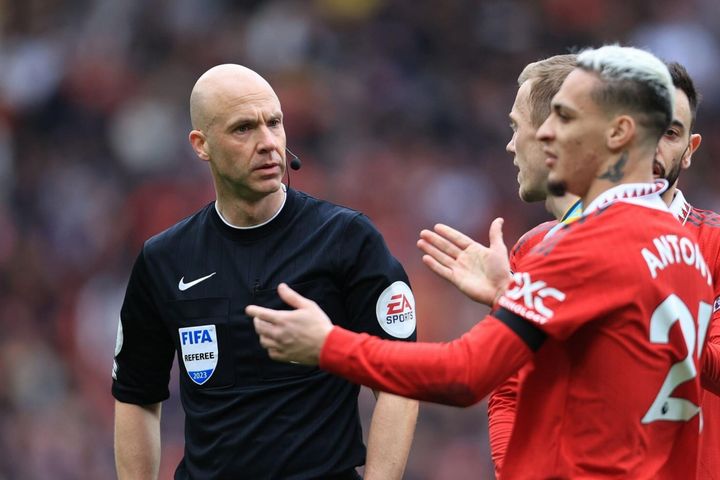 HLV Erik ten Hag bênh Casemiro, ám chỉ trọng tài không biết gì về bóng đá