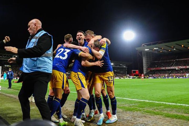 Vì sao Premier League kêu gọi cầu thủ không ăn mừng bàn thắng?