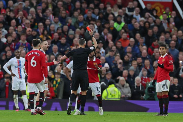Arsenal, MU nộp tiền phạt nhiều nhất Premier League