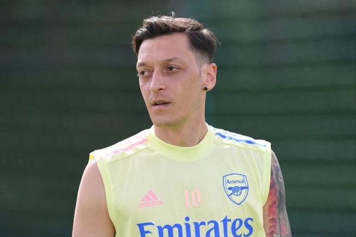 Tiền vệ Mesut Ozil chia sẻ xúc động thời khắc giải nghệ
